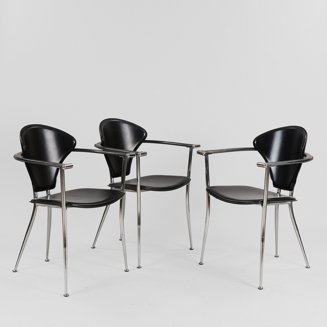 Italiensk Design. Sæt på tre stole af forkromet stål og sort læder, 1980-90'erne. (3).