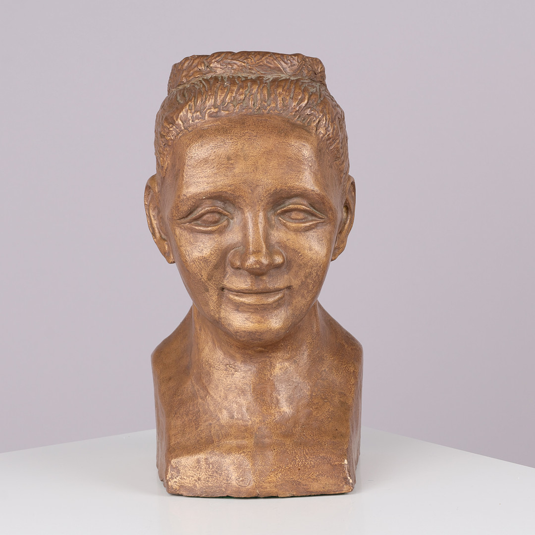Bust of a woman in ceramic with bronze-imitation paint.