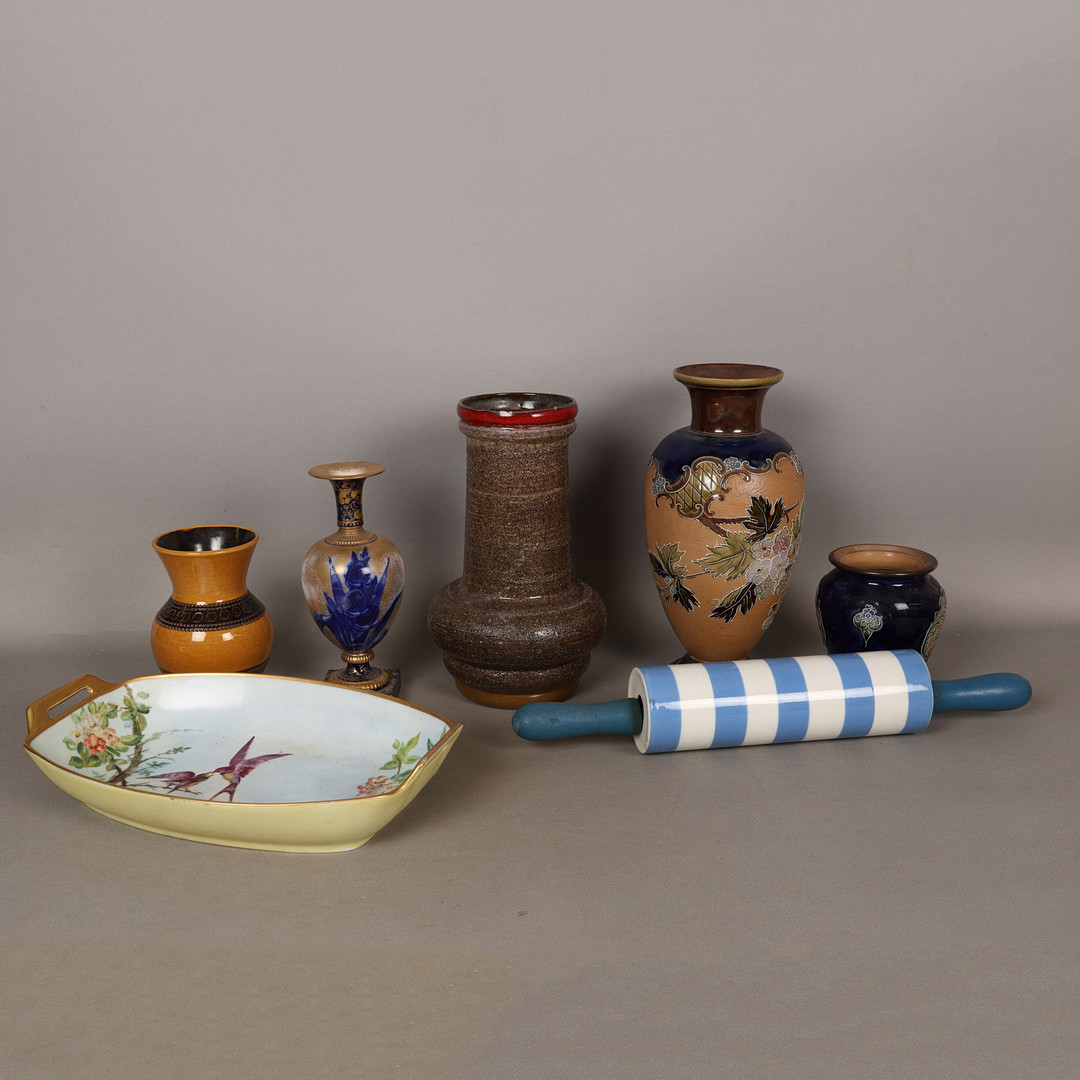 A SELECTION OF CERAMICS (QTY).