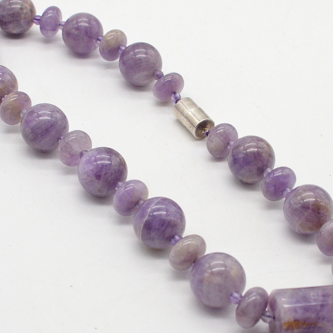 EDELSTEINCOLLIER AUS NATÜRLICHEN AMETHYST, RUND-OVAL-ZYLINDRISCHE PERLEN, MAGNETVERSCHLUSS, 20. JAHRHUNDERT.