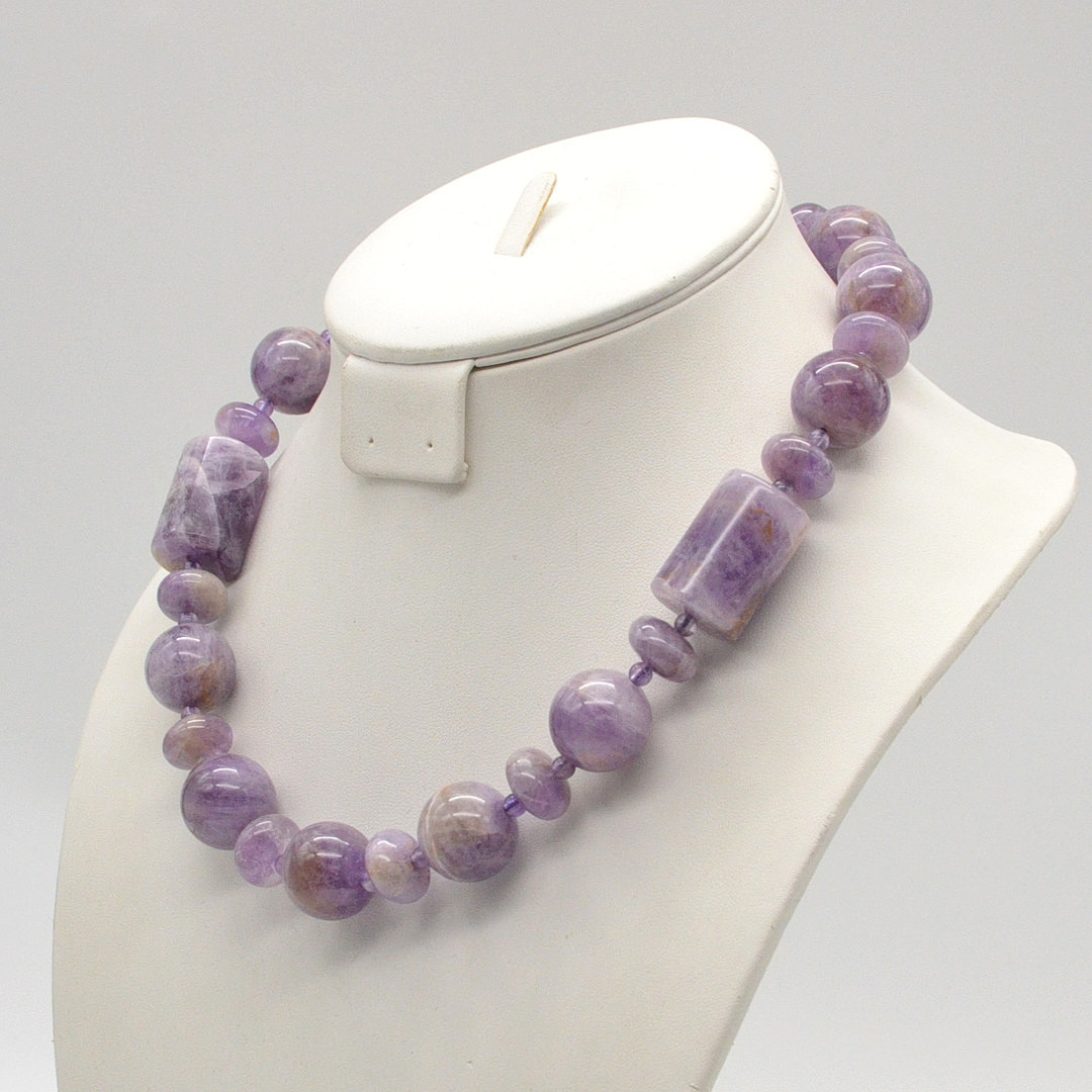 EDELSTEINCOLLIER AUS NATÜRLICHEN AMETHYST, RUND-OVAL-ZYLINDRISCHE PERLEN, MAGNETVERSCHLUSS, 20. JAHRHUNDERT.