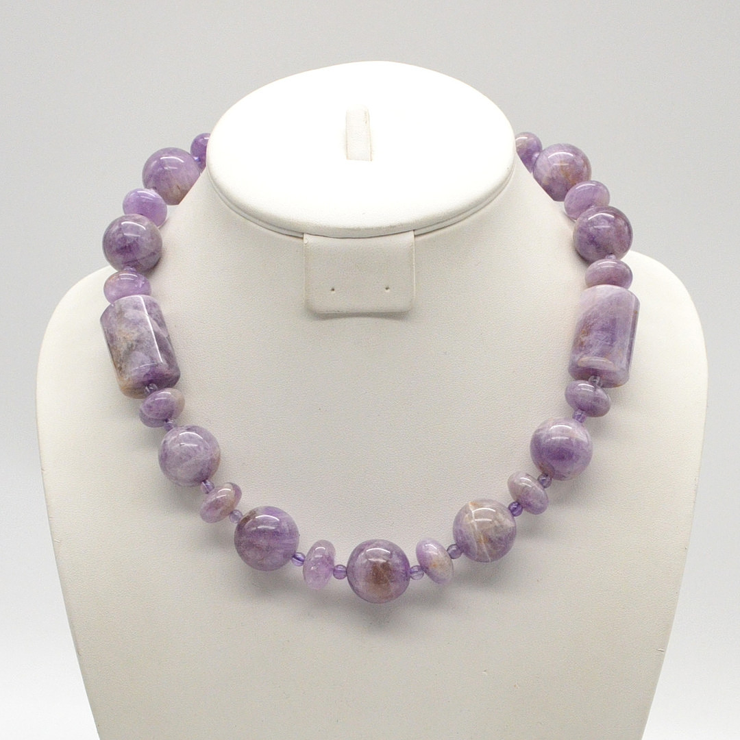 EDELSTEINCOLLIER AUS NATÜRLICHEN AMETHYST, RUND-OVAL-ZYLINDRISCHE PERLEN, MAGNETVERSCHLUSS, 20. JAHRHUNDERT.