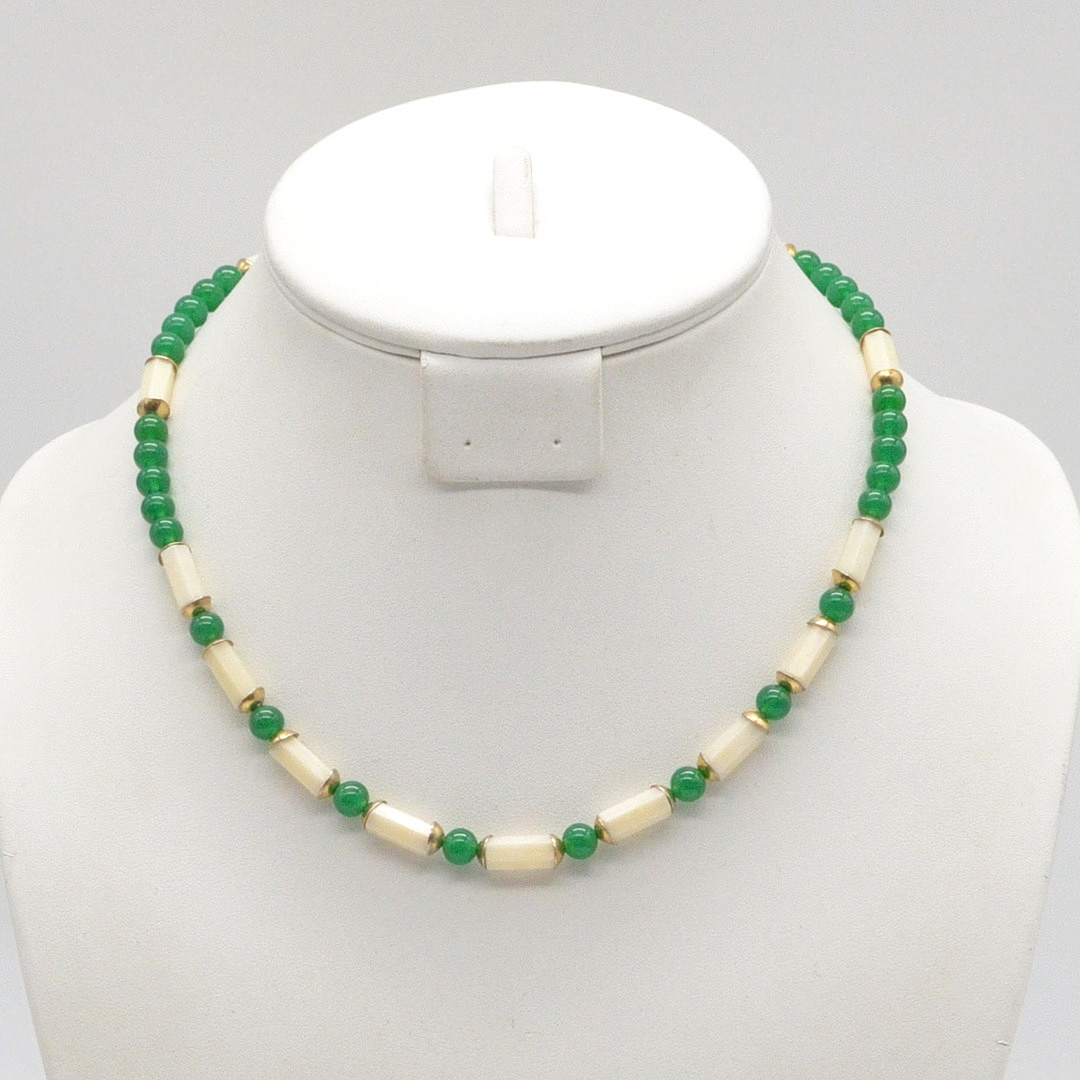 COLLIER MIT HANDGEMACHTEN PERLEN, RUND UND STÄBCHEN, VERGOLDETE TRENNPERLEN UND VERSCHLUSS, MITTE 20. JH., CA. 44 CM.