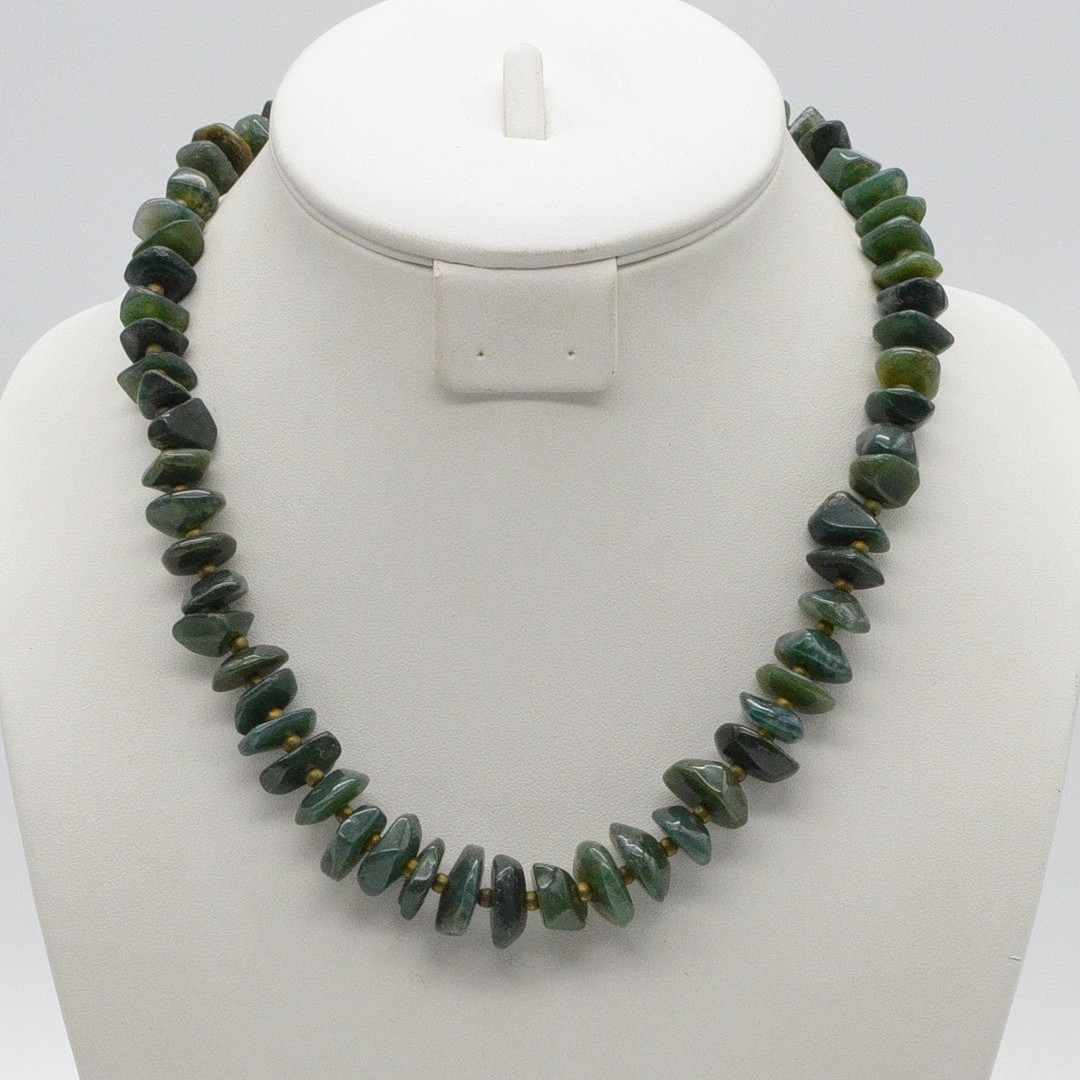 EDELSTEINCOLLIER AUS AVENTURIN, POLIERTE OBERFLÄCHE UND NATURBELASSENE FORM, MIT TRENNPERLEN UND SCHRAUBVERSCHLUSS AUS METALL, VINTAGE, CA. 50 CM.