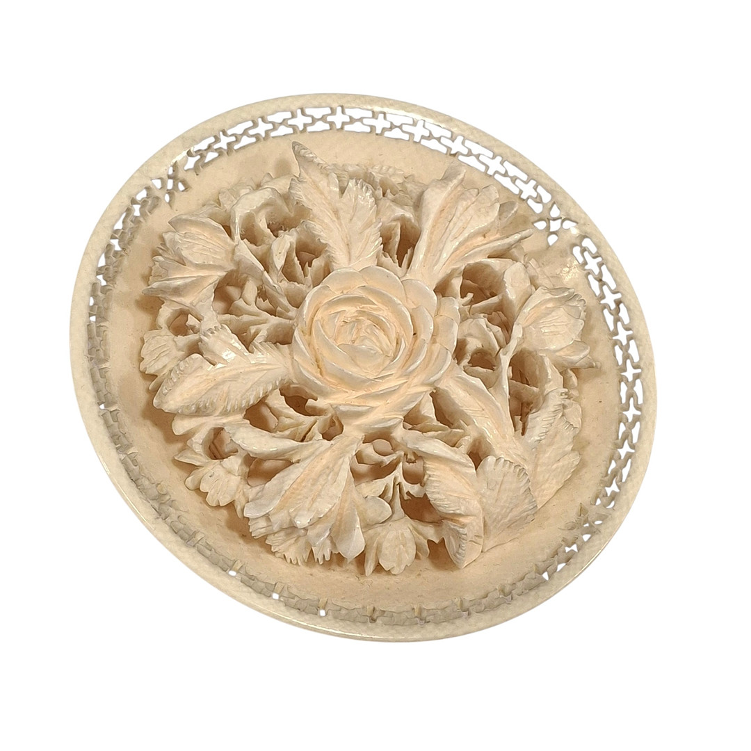Plato decorativo para vitrina en hueso tallado con motivode flores.