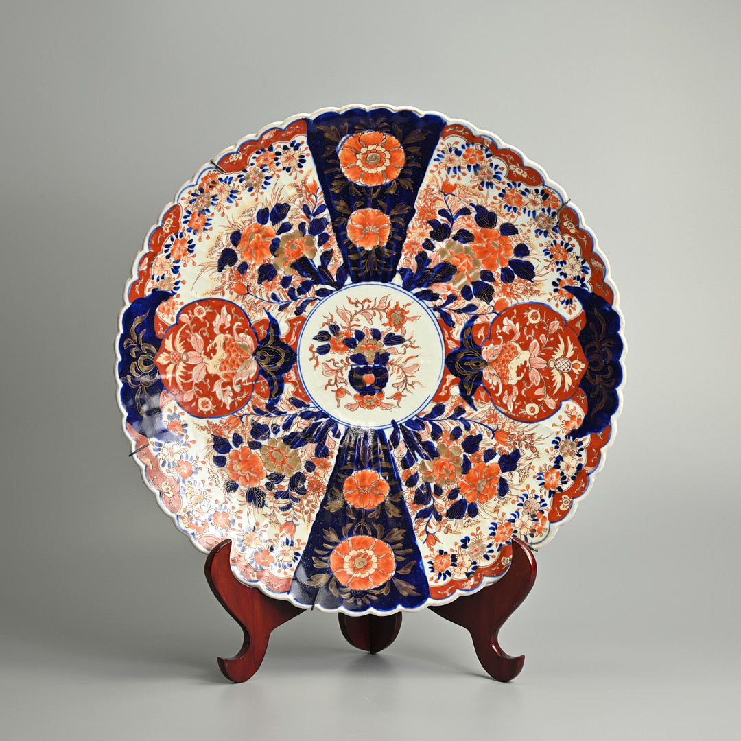 A VERY LARGE JAPANESE IMARI PORCELAIN CHARGER, LATE MEIJI PERIOD.