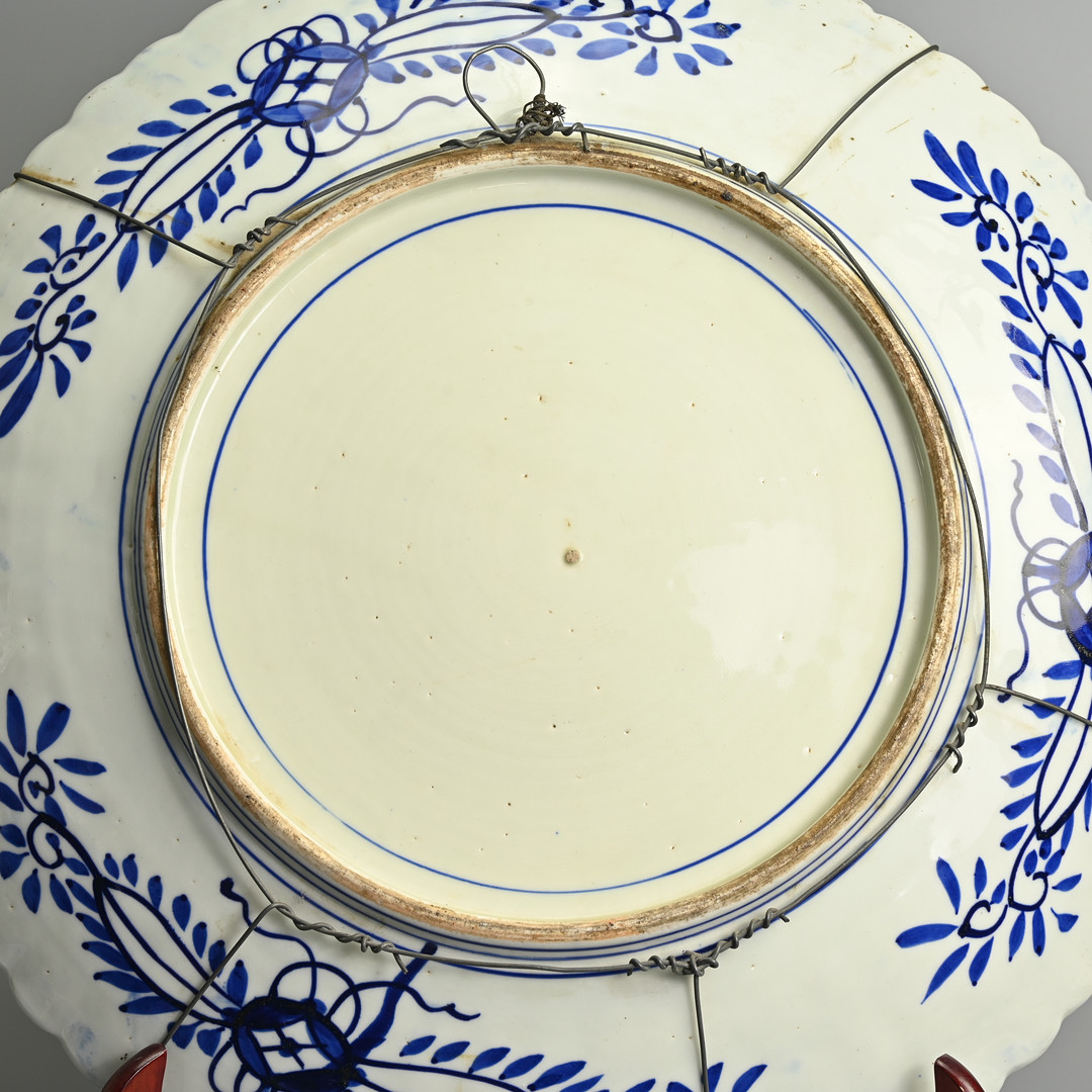A VERY LARGE JAPANESE IMARI PORCELAIN CHARGER, LATE MEIJI PERIOD.
