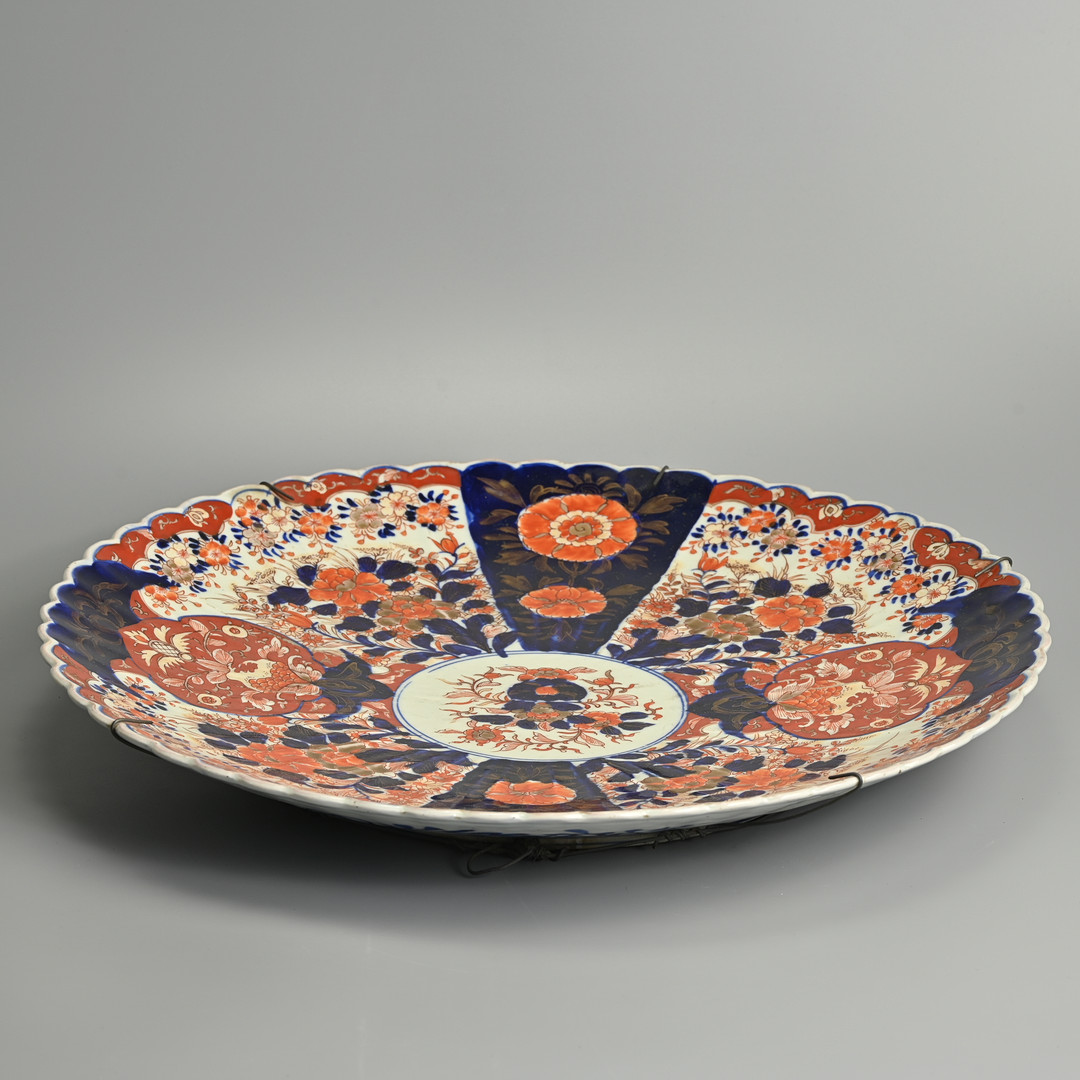 A VERY LARGE JAPANESE IMARI PORCELAIN CHARGER, LATE MEIJI PERIOD.