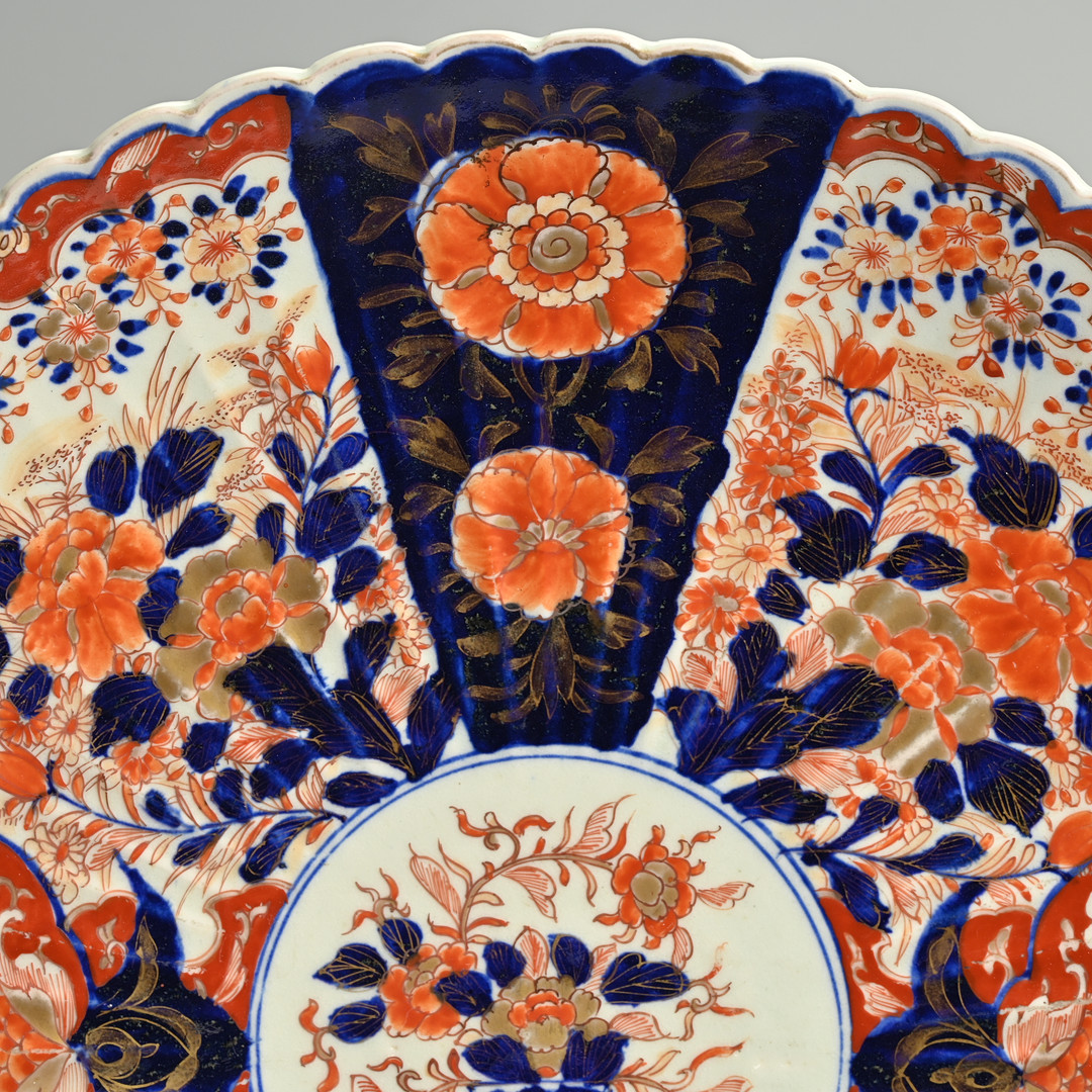 A VERY LARGE JAPANESE IMARI PORCELAIN CHARGER, LATE MEIJI PERIOD.