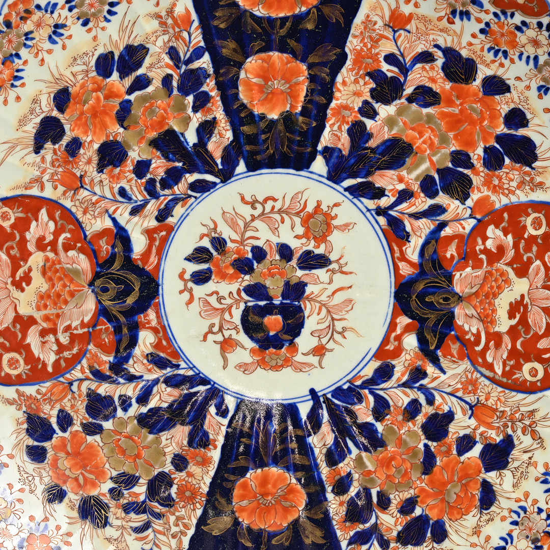 A VERY LARGE JAPANESE IMARI PORCELAIN CHARGER, LATE MEIJI PERIOD.