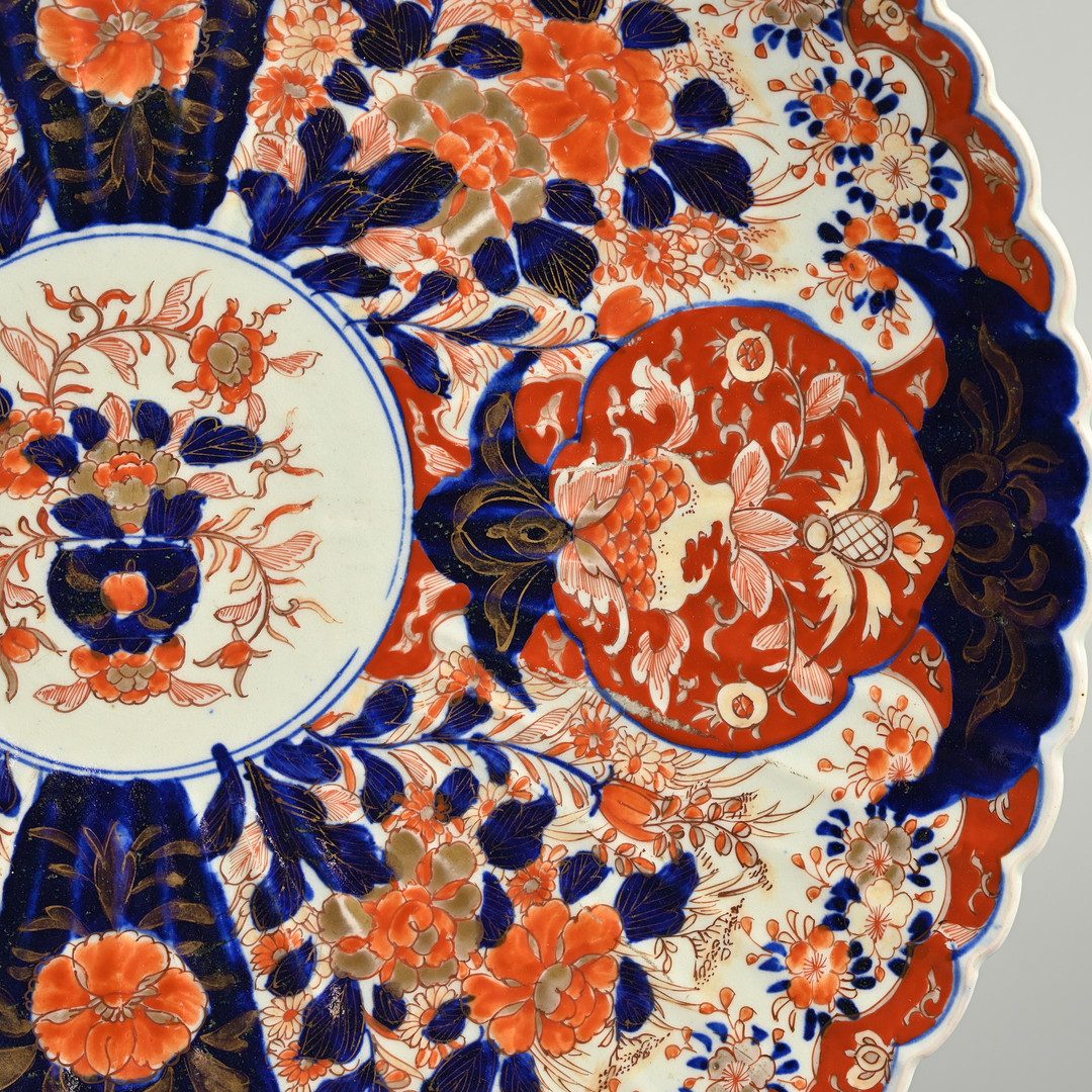 A VERY LARGE JAPANESE IMARI PORCELAIN CHARGER, LATE MEIJI PERIOD.