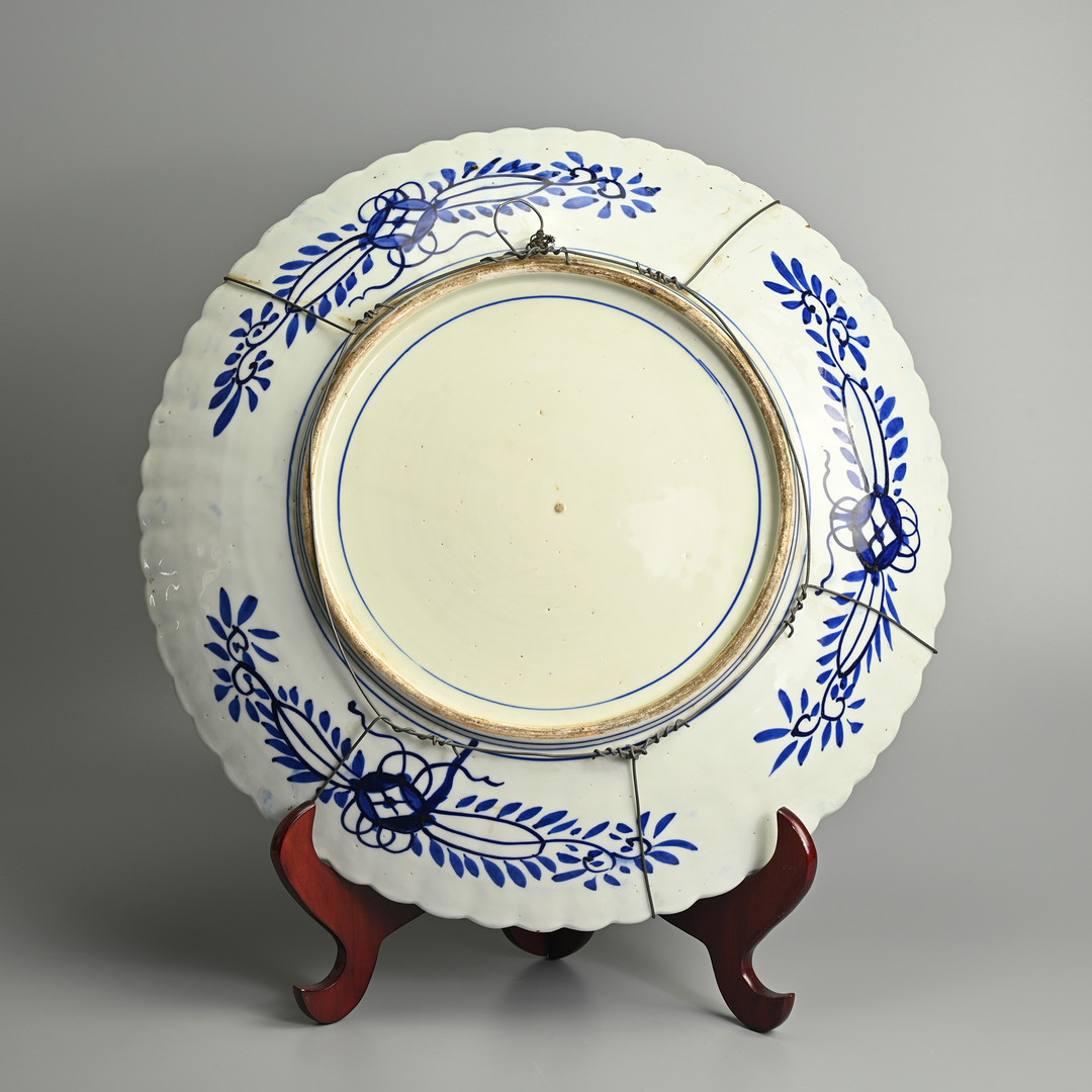 A VERY LARGE JAPANESE IMARI PORCELAIN CHARGER, LATE MEIJI PERIOD.