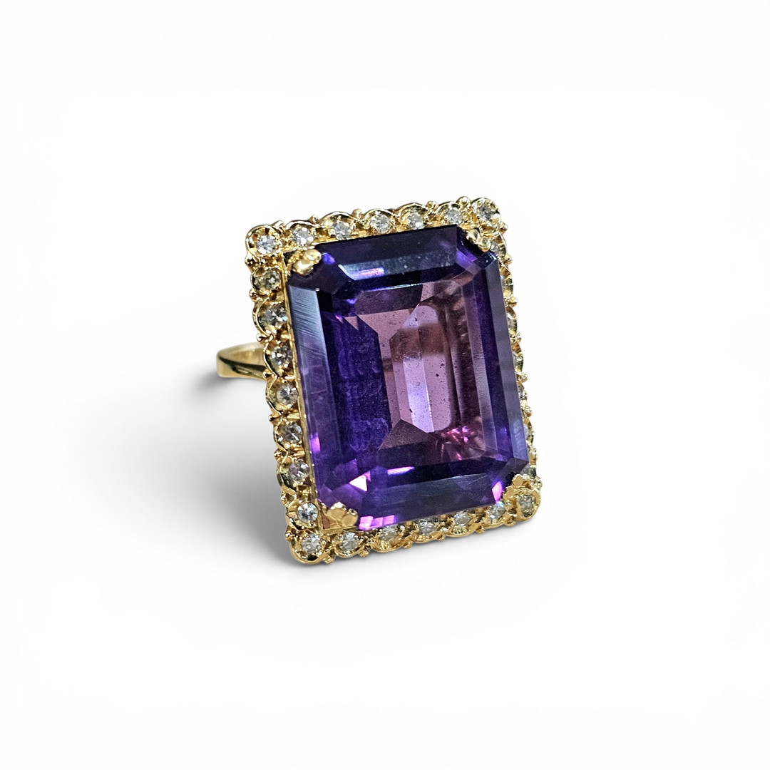Gran anillo de amatista orla de diamantes talla brillante. Montura en oro amarillo de 18k. Nº 16.