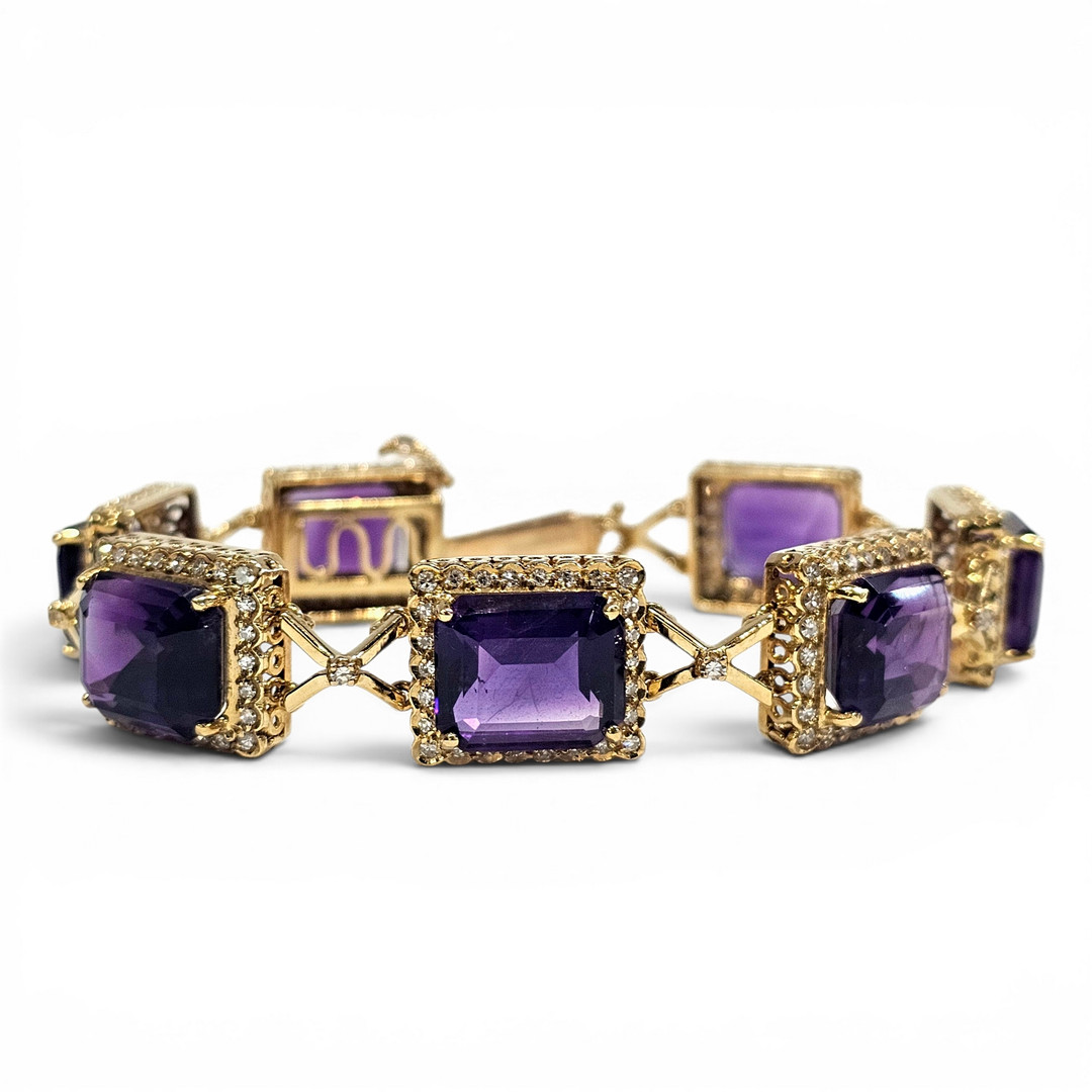 Pulsera de amatistas, diamantes talla brillante. Montura en oro amarillo de 18k.