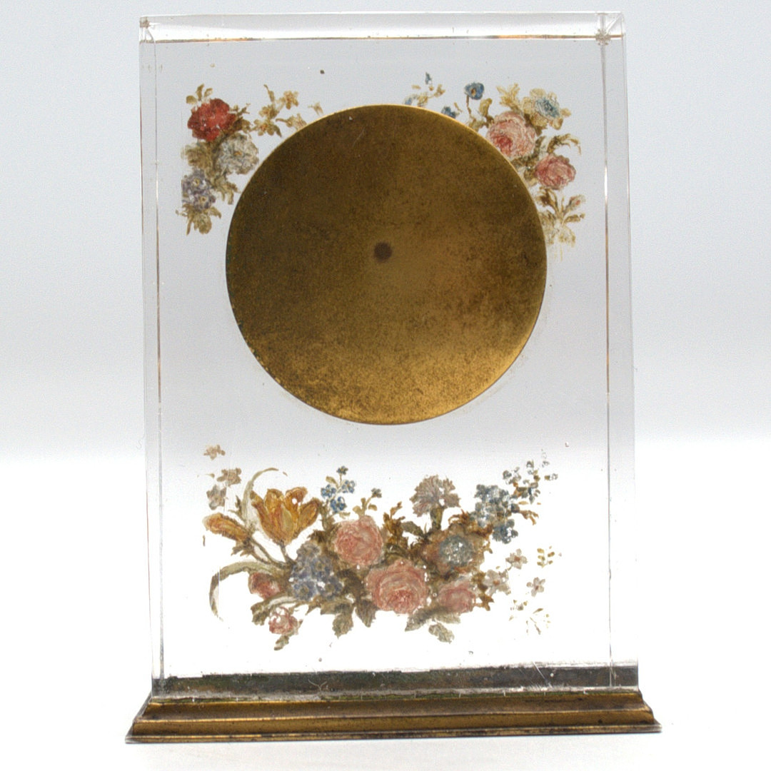 ANTIKE MINIATUR TISCHUHR, GLAS MIT FLORALER EMAIL MALEREI, MIT BRONZE VERZIERUNGEN, ÖSTERREICH SPÄTES 19. JAHRHUNDERT.