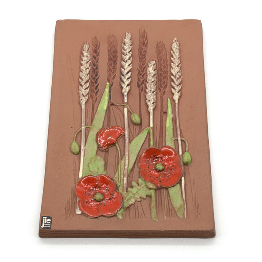 AIMO NIETOSVUORI JIE GANTOFTA. KERAMIK DESIGNER WANDPLATTE; WEIZEN MIT MOHNBLUMEN MOTIV.