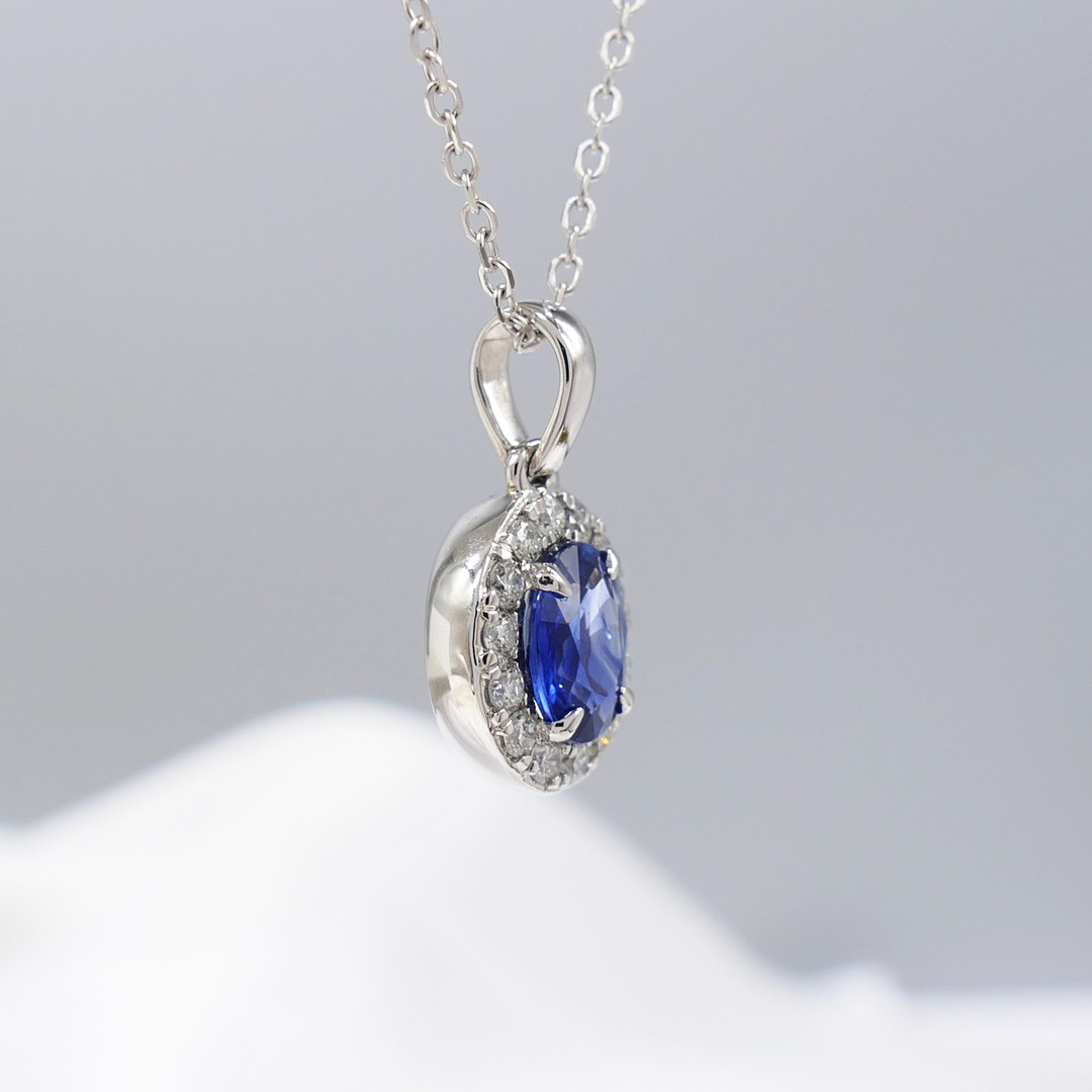 SAPPHIRE & DIAMOND cluster necklace, white gold.