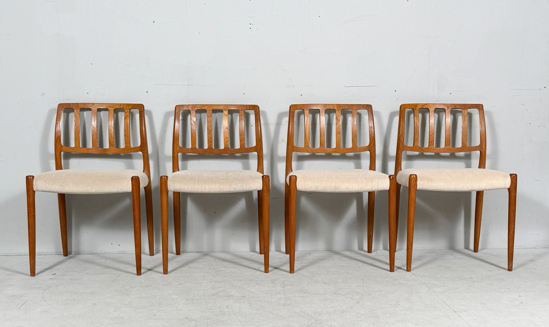NIELS OTTO MØLLER. JL Møllers, 4er St Stühle / Esszimmerstühle, Modell '83', Teak, Wolle, 1960er Jahre, Dänemark (4).