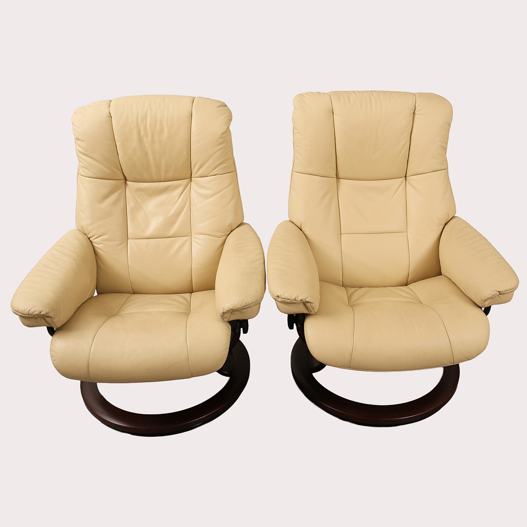 FÅTÖLJER Ekornes, "Stressless", vitt skinn med benställning i trä, ett par, Norge.