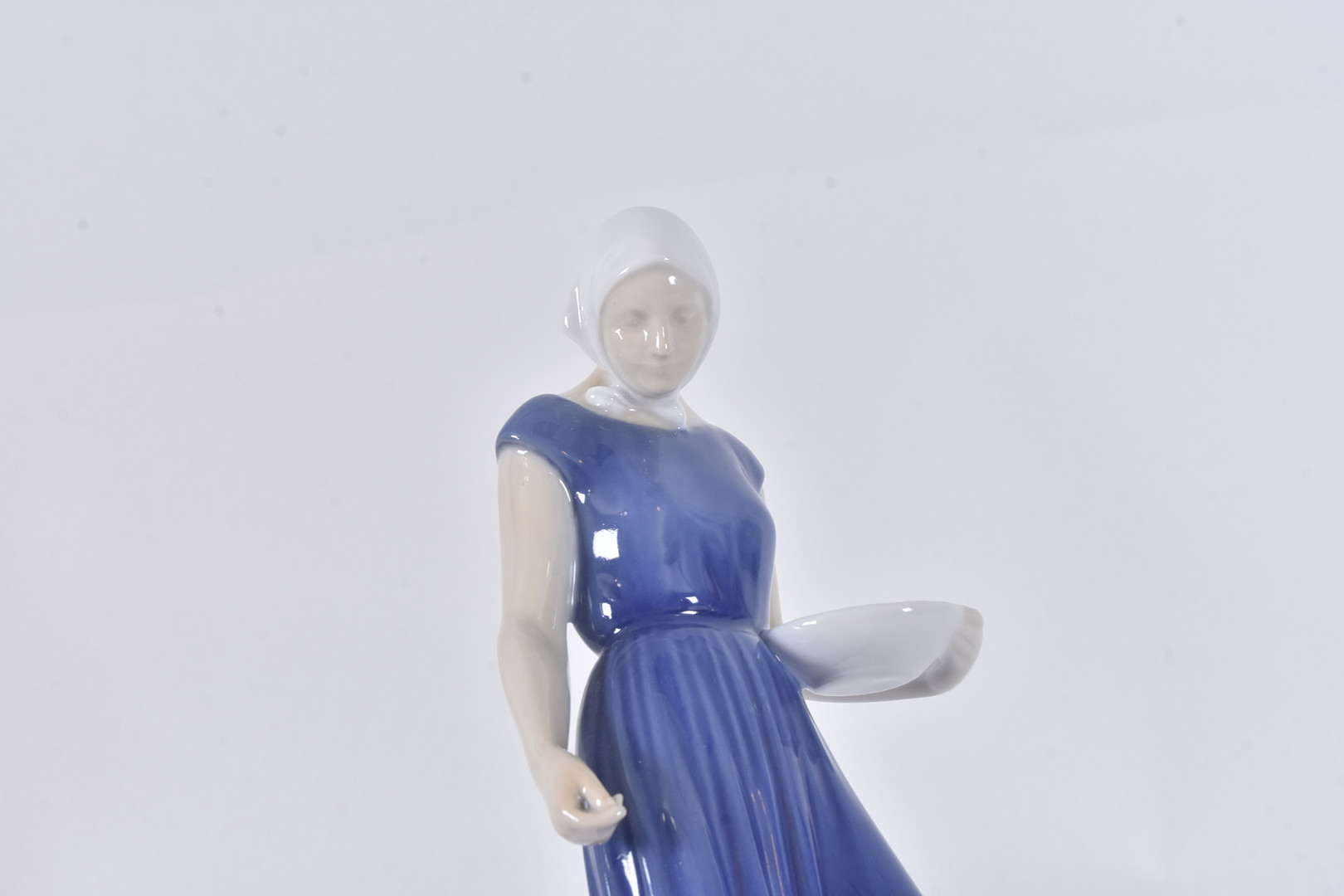 FlGURIN, porslin, "Poultry lady", Bing & Gröndahl. Danmark.