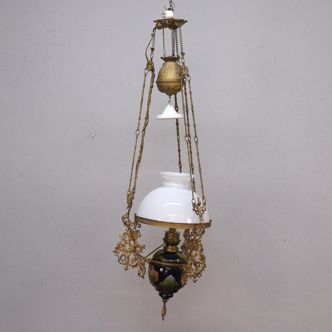 TAKLAMPA, elektrifierad fotogenlampa, mässing, glas och majolika, 1900-tal.