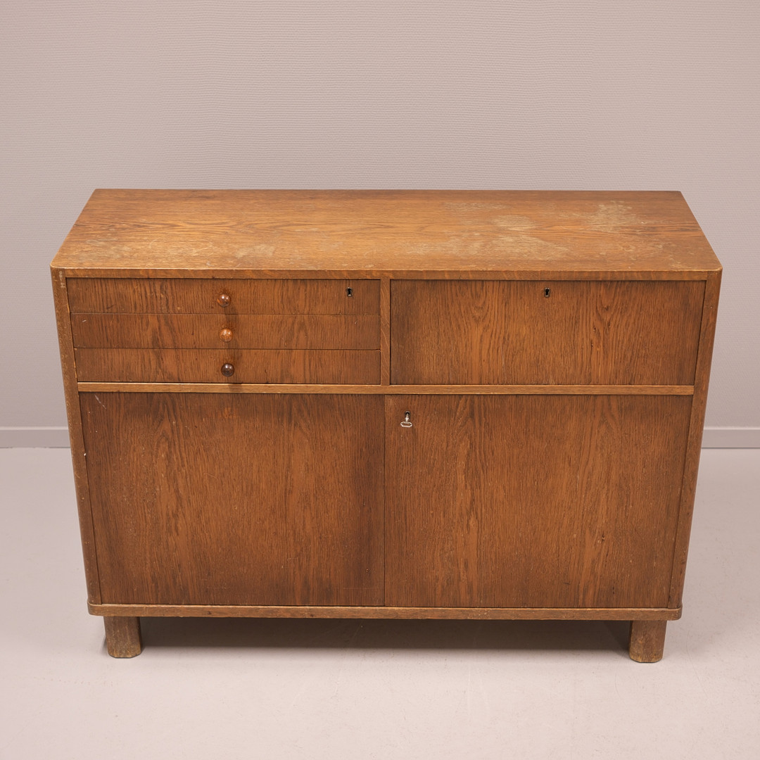 AXEL LARSSON. SKÄNK / BYRÅ, EK, SVENSKA MÖBELFABRIKERNA BODAFORS, 1930/40-TAL.