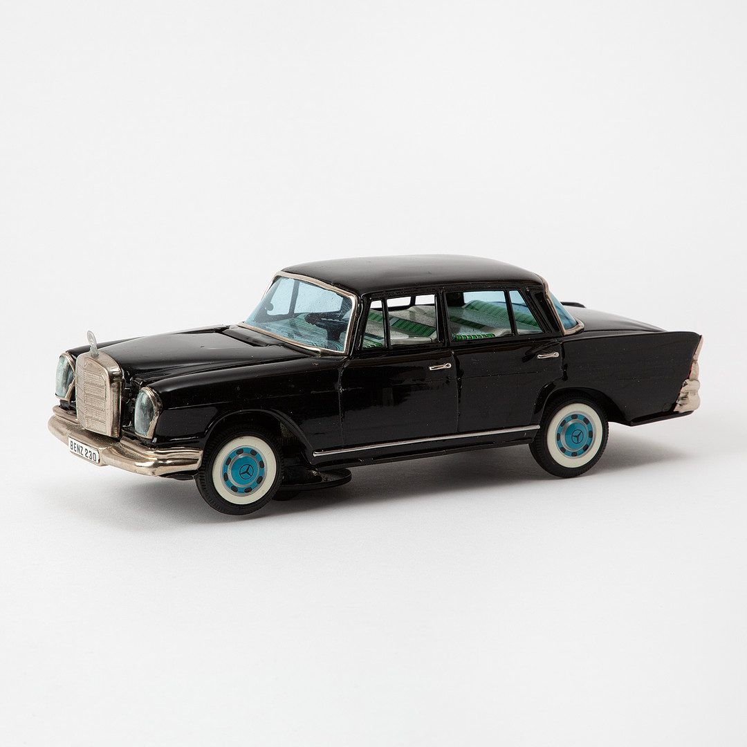 BANDAI, Mercedes Benz 230, modellbild, lackerad plåt, Japan, 1900-talets andra hälft.
