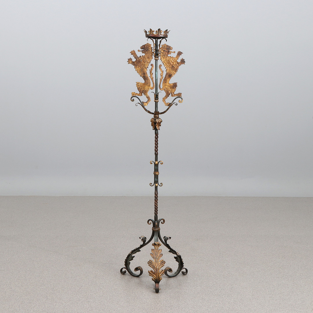 GOLVLJUSSTAKE. Bemålat och bronserat smide. Barockstil, 1900-talets första hälft.