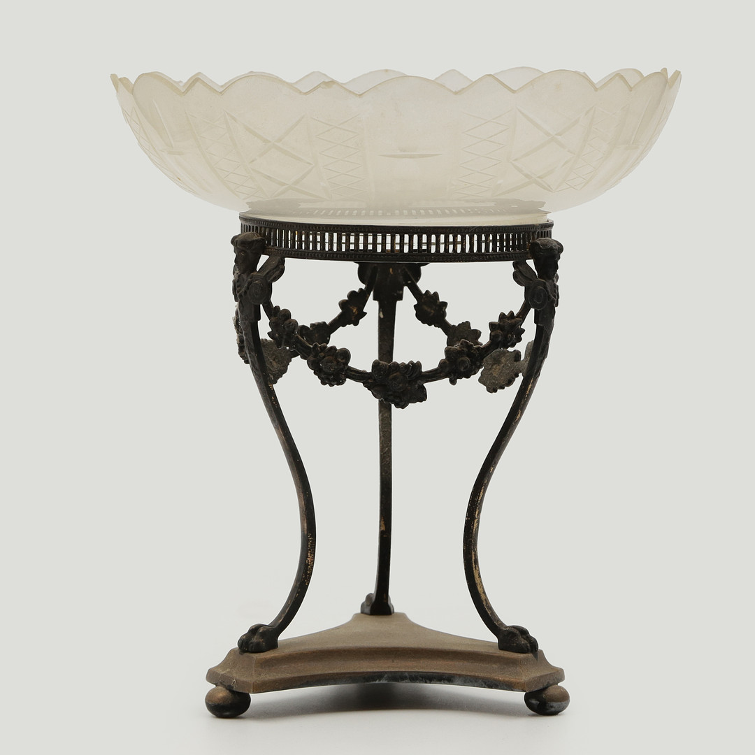 SKÅL PÅ FOT "UPPSATSSKÅL", EMPIRESTIL, PATENTERAD NYSILVER & SLIPAT GLAS, GULDSMEDSAKTIEBOLAGET, STOCKHOLM, TIDIGT 1900-TAL.