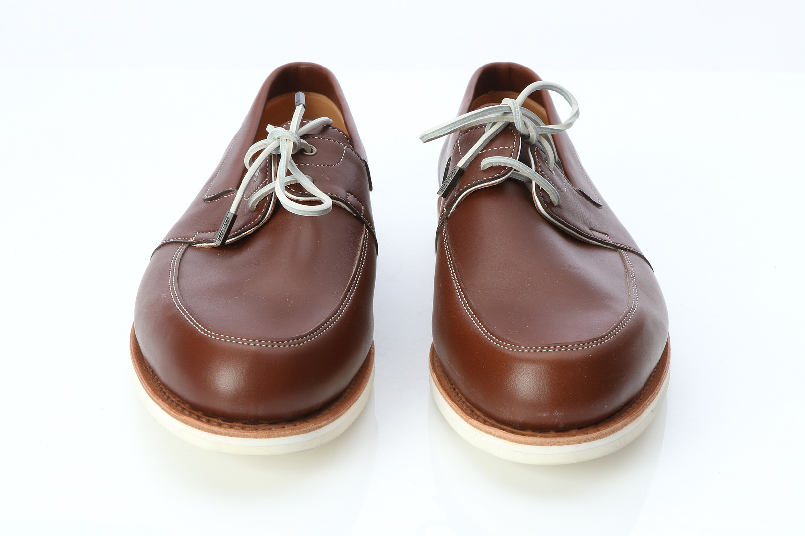 JOHN LOBB, SEGLARSKOR "ARIMA", ETT PAR. Brunt skinn, vita läderremmar, gummisulor.