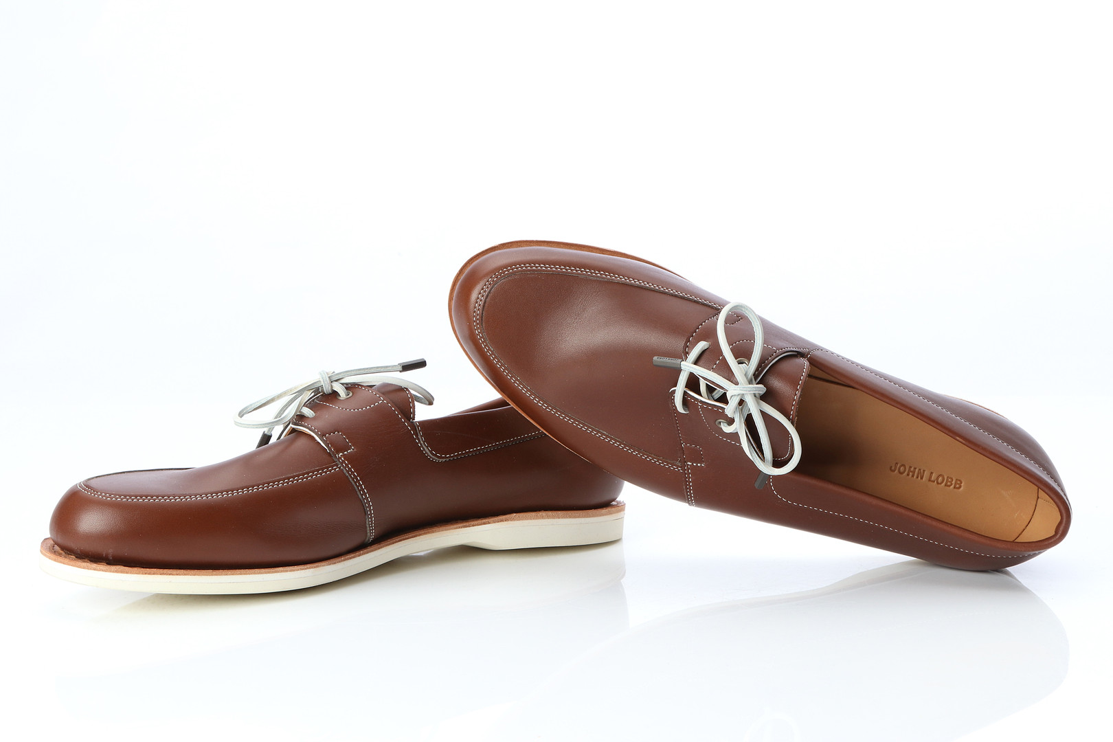 JOHN LOBB, SEGLARSKOR "ARIMA", ETT PAR. Brunt skinn, vita läderremmar, gummisulor.