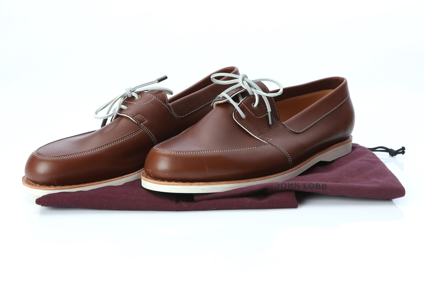 JOHN LOBB, SEGLARSKOR "ARIMA", ETT PAR. Brunt skinn, vita läderremmar, gummisulor.