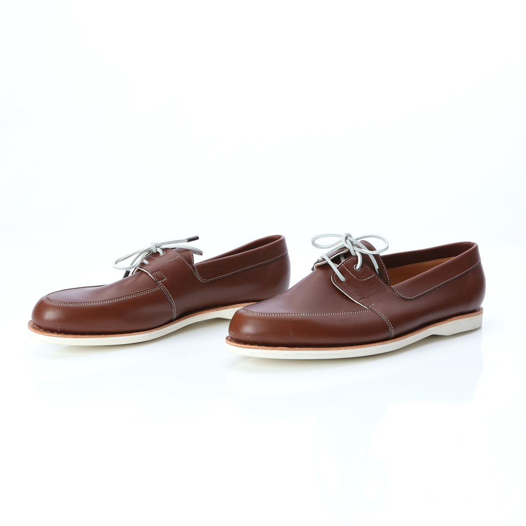 JOHN LOBB, SEGLARSKOR "ARIMA", ETT PAR. Brunt skinn, vita läderremmar, gummisulor.