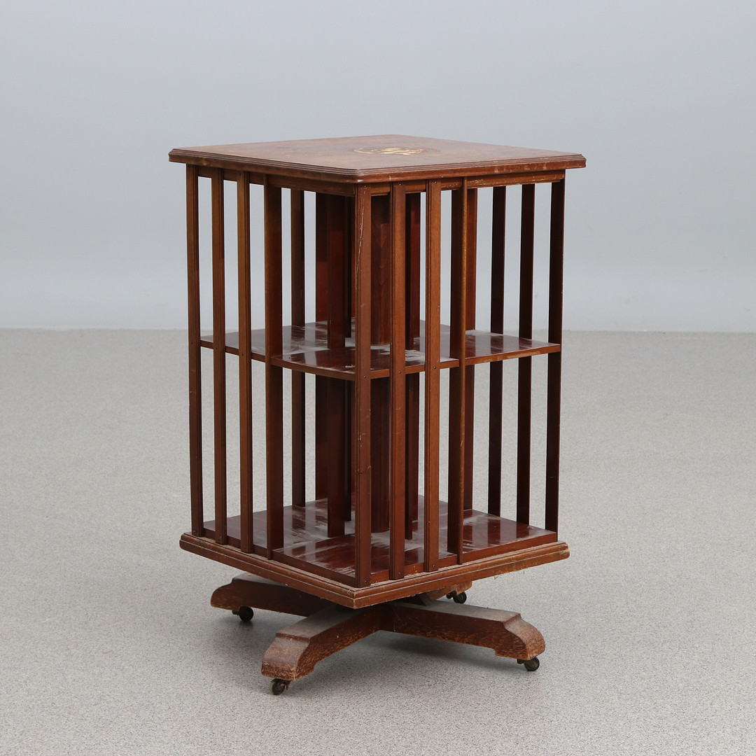 BOKSNURRA. Mahogny. 1900-tal.