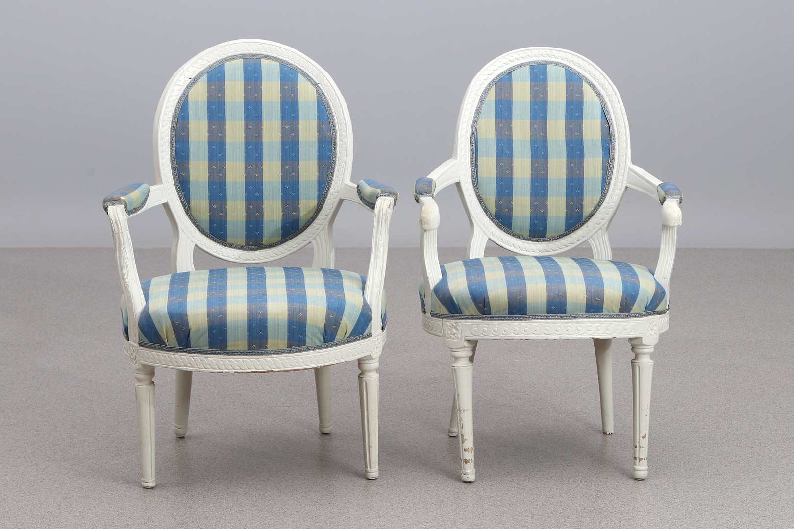 KARMSTOLAR, TVÅ ST. Skuret och bemålat trä med textilklädsel. Gustaviansk stil, 1800-tal.