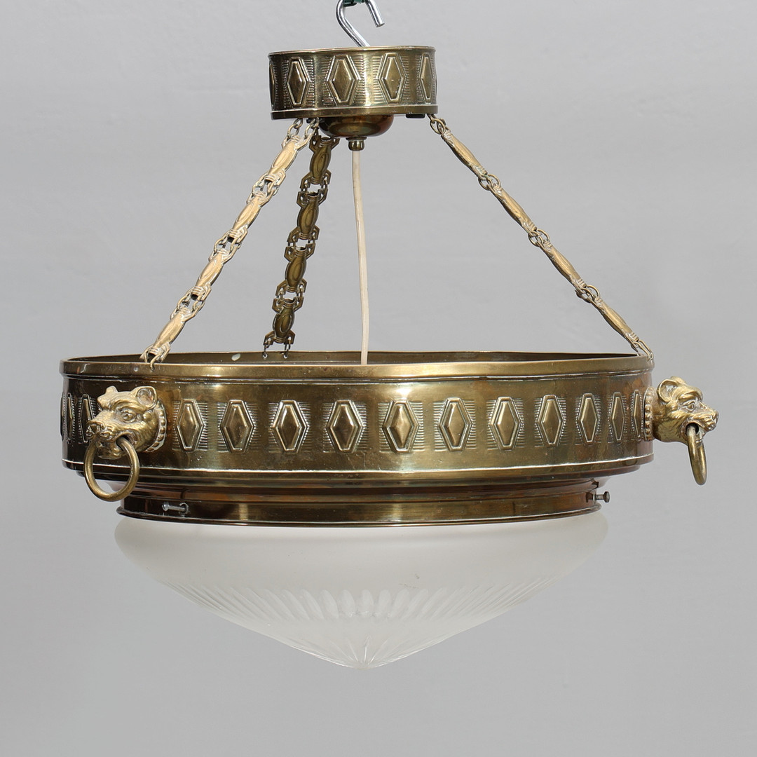 TAKLAMPA. Jugendstil, mässing/glas, med lejonmaskaroner.