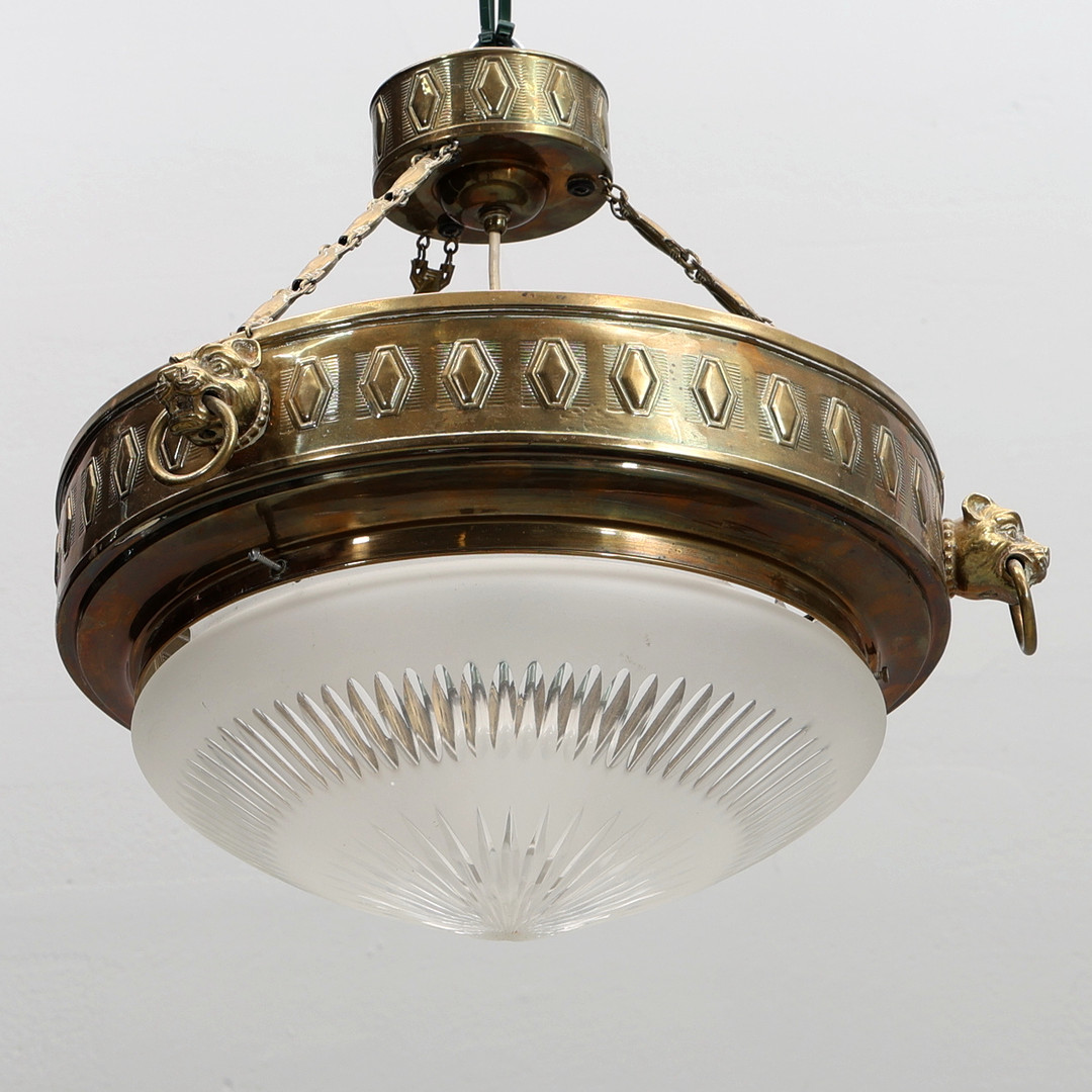 TAKLAMPA. Jugendstil, mässing/glas, med lejonmaskaroner.