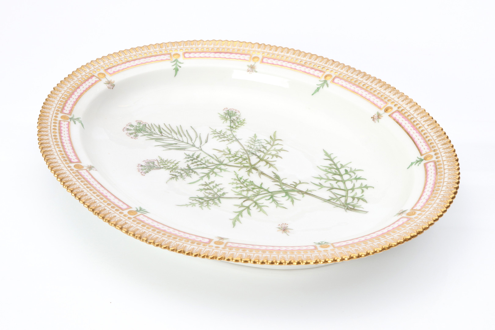 FLORA DANICA, SERVERINSFAT. Porslin med polykrom samt förgylld dekor. Royal Copenhagen, tillverkat 1894-97.