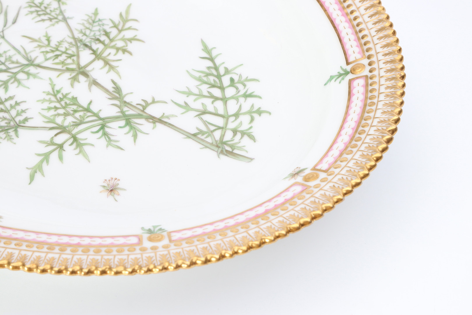 FLORA DANICA, SERVERINSFAT. Porslin med polykrom samt förgylld dekor. Royal Copenhagen, tillverkat 1894-97.