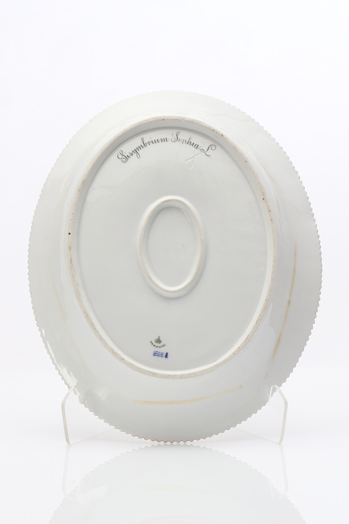 FLORA DANICA, SERVERINSFAT. Porslin med polykrom samt förgylld dekor. Royal Copenhagen, tillverkat 1894-97.