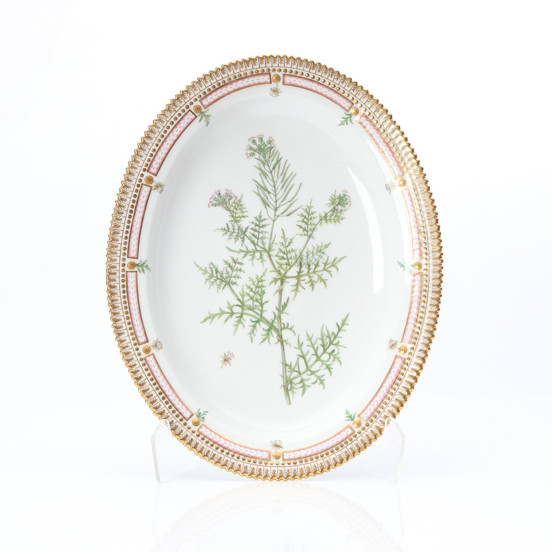 FLORA DANICA, SERVERINSFAT. Porslin med polykrom samt förgylld dekor. Royal Copenhagen, tillverkat 1894-97.