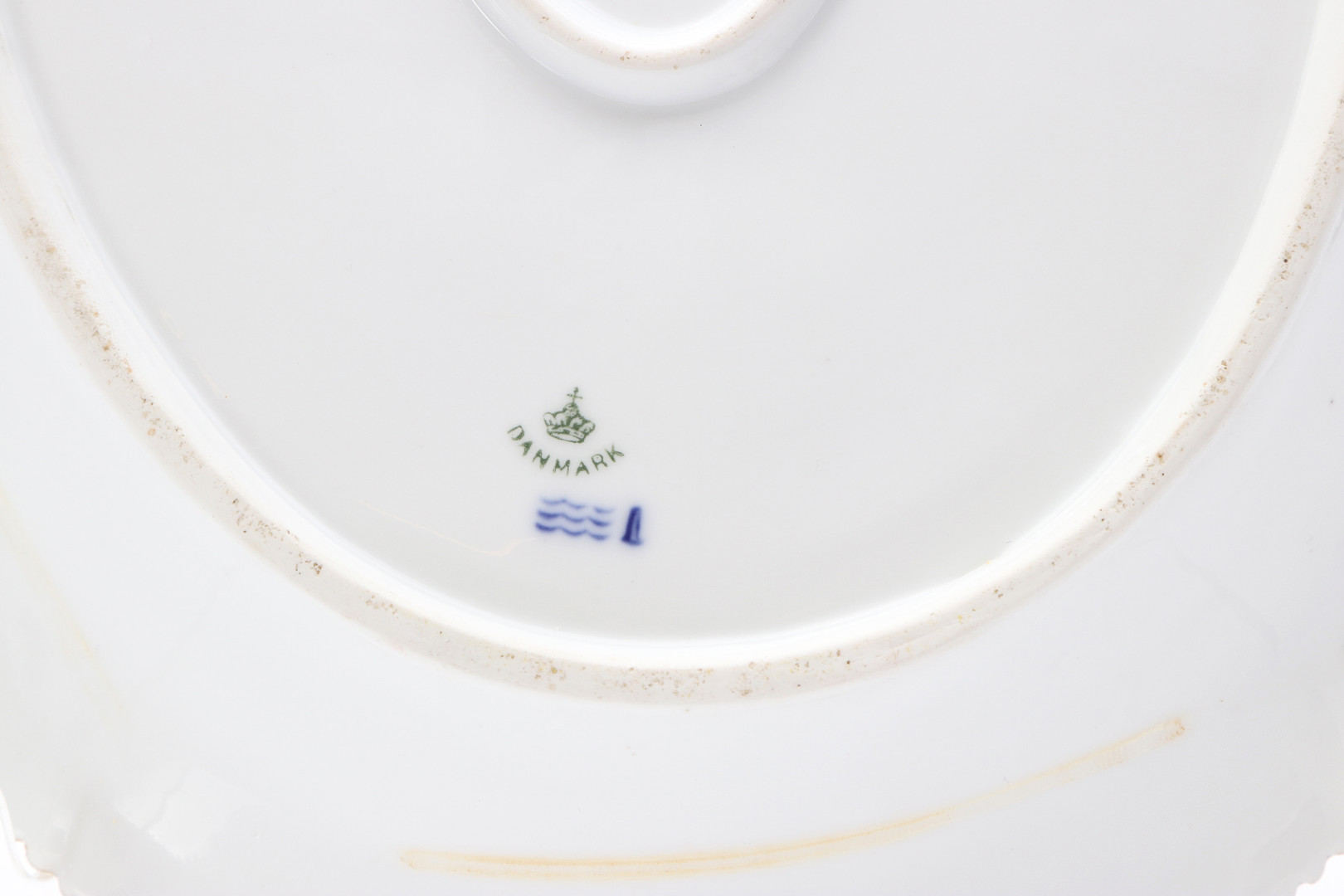 FLORA DANICA, SERVERINSFAT. Porslin med polykrom samt förgylld dekor. Royal Copenhagen, tillverkat 1894-97.