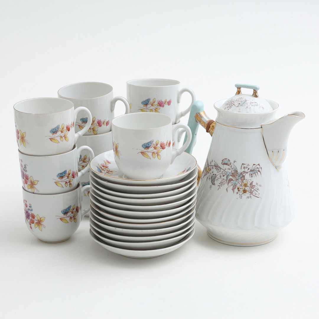 KAFFEKOPPAR OCH KAFFEKANNA, porslin, delar, 1900-talets första hälft.