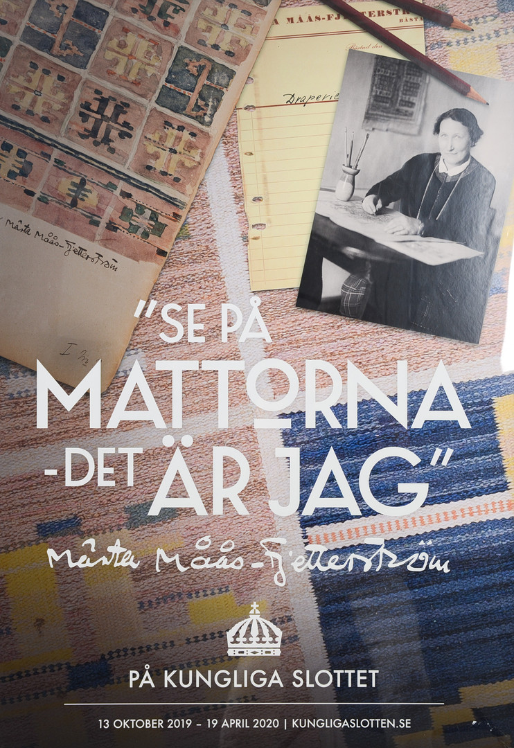 MÄRTA MÅÅS-FJETTERSTRÖM. "Se på mattorna - det är jag", utställningsaffisch, De Kungliga Slotten, 1919-2020.