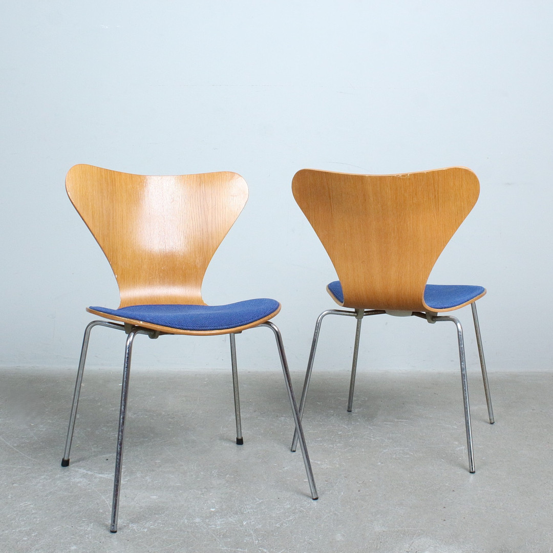 ARNE JACOBSEN. für Fritz Hansen. Paar Stühle, Modell '3107', Buche, Dänemark, 1982.