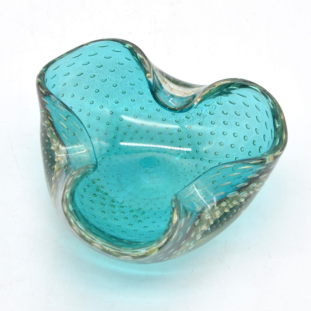 ARCHIMEDE SEGUSO. MURANO GLAS SCHALE, MEHRFACHES STUDIOGLAS, GOLDPLATZFOLIE, SOMMERSO UND BULLICANTE, ITALIEN, UM 1950.