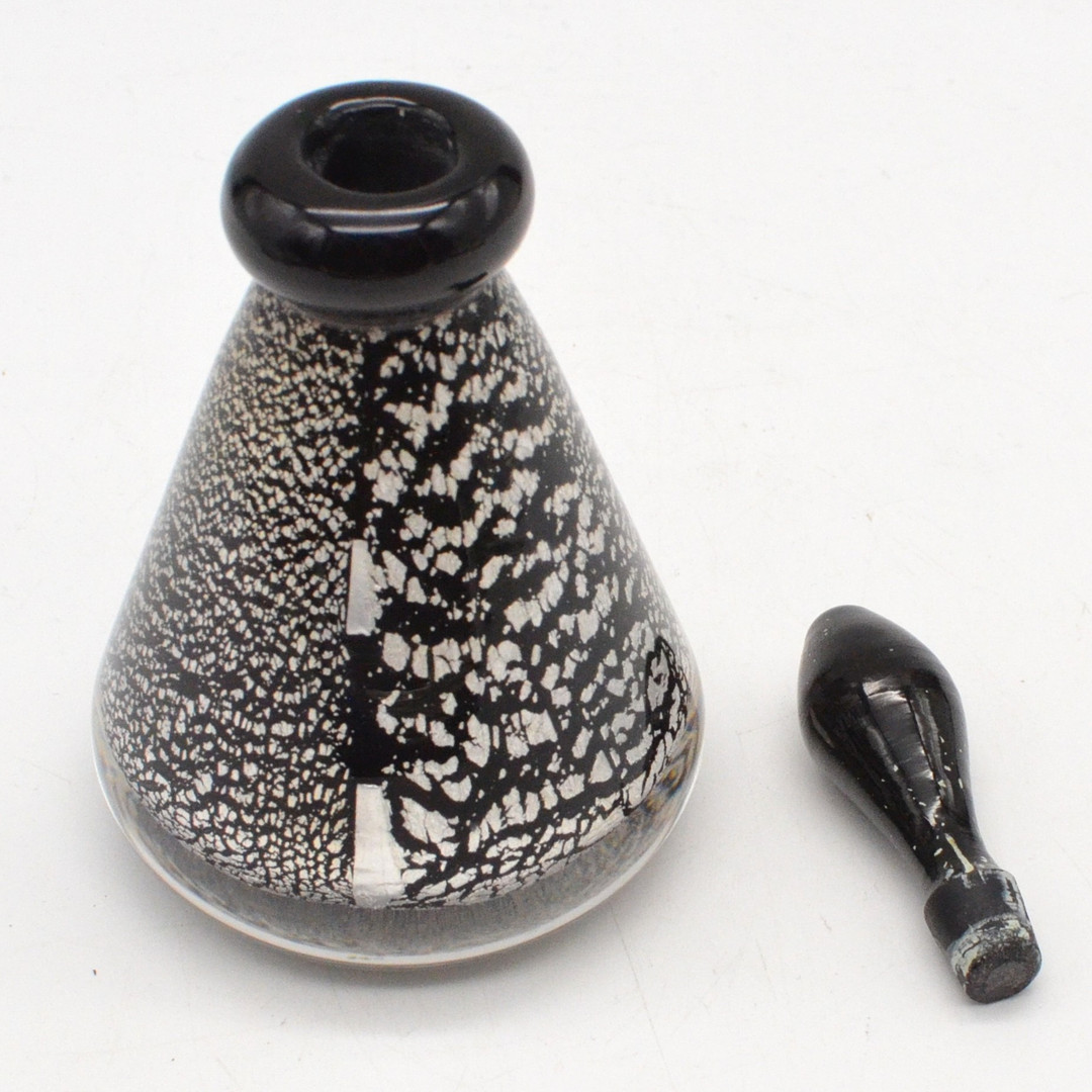 FRATELLI & TOSO. MURANO GLAS FLAKON, MEHRFACHES STUDIOGLAS, SILBERPLATZFOLIE, SCHWARZ, ITALIEN, UM 1950.