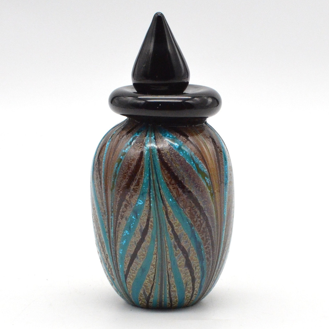 FRATELLI & TOSO. MURANO GLAS FLAKON, MEHRFACHES STUDIOGLAS MIT SILBERPLATZFOLIE, ITALIEN, MIT SIGNIERUNG, UM 1960.
