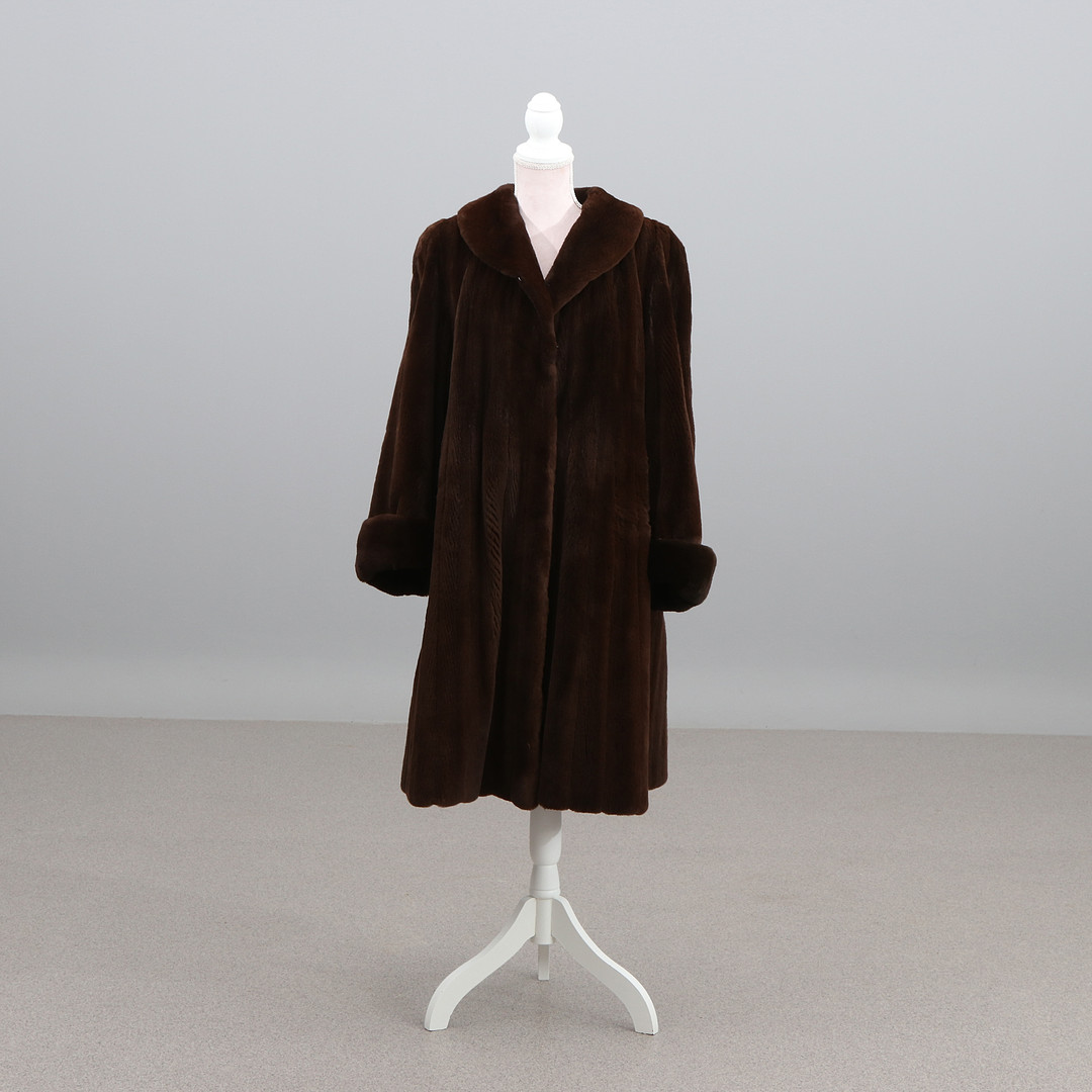 SAGAMINK SELECTED, PÄLSKAPPA. Brun skuren mink (sheared mink).