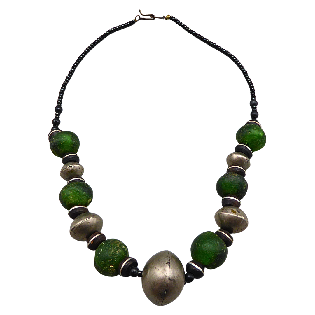 HALSKETTE MIT GRÜNEN GLASPERLEN UND METALLPERLEN.